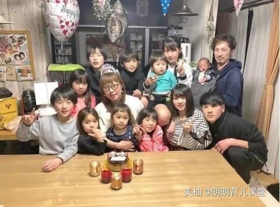 宝妈|宝妈结婚20年生12个娃，一天睡三个小时，5点起床照顾全家