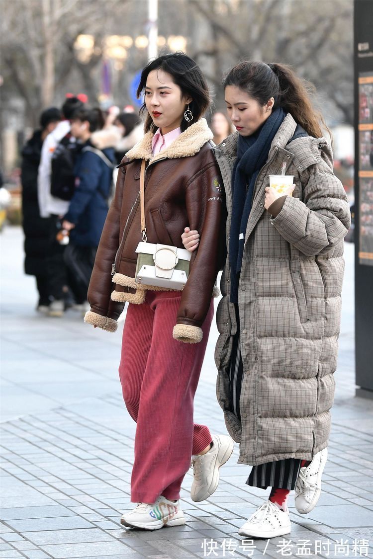 毛皮草 街拍：小姐姐一件浅粉色的羽绒服，搭配着运动鞋，更显年轻个性！