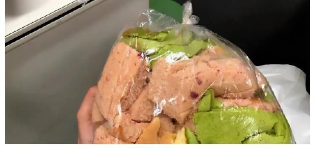 家长|家长给娃低价买“蛋糕边角料”遭群嘲:贫穷的父母养出自卑的孩子