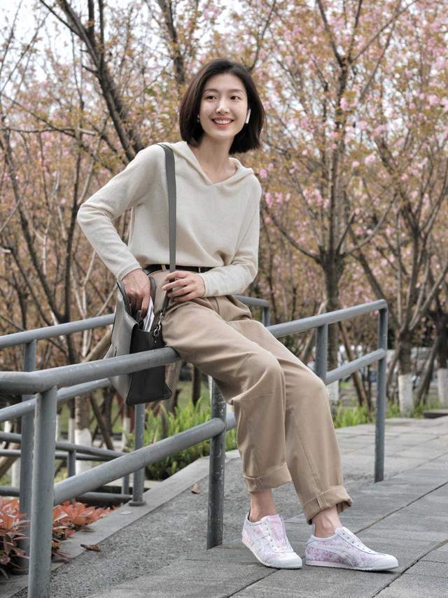 针织衫|初秋,卫衣搭配直筒裤简约高级,还能提升气质感,美如初恋女友