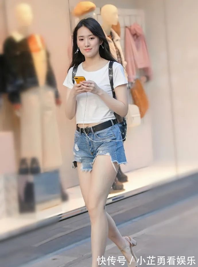 一字带|女生穿牛仔短裤完美展现大长腿,给人一种随性自然感觉