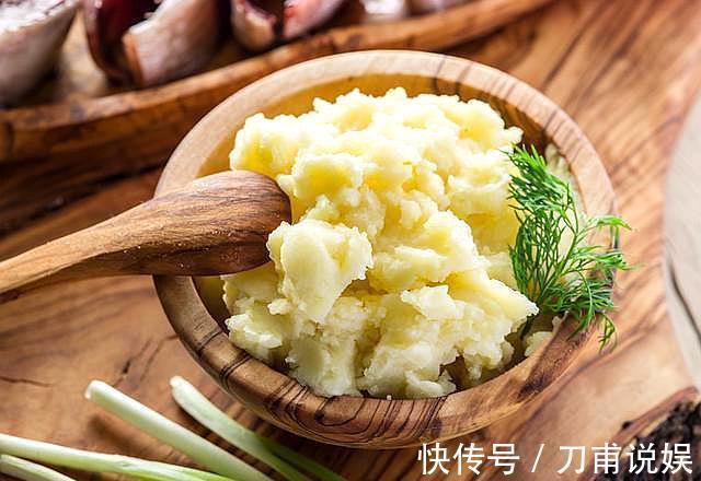 苹果|6个月宝宝除了喝母乳，5类辅食也可以添加，宝宝吃的乐哈哈