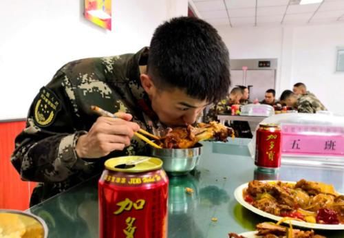 兵哥哥的年夜饭：带上饭盆，来军营过！