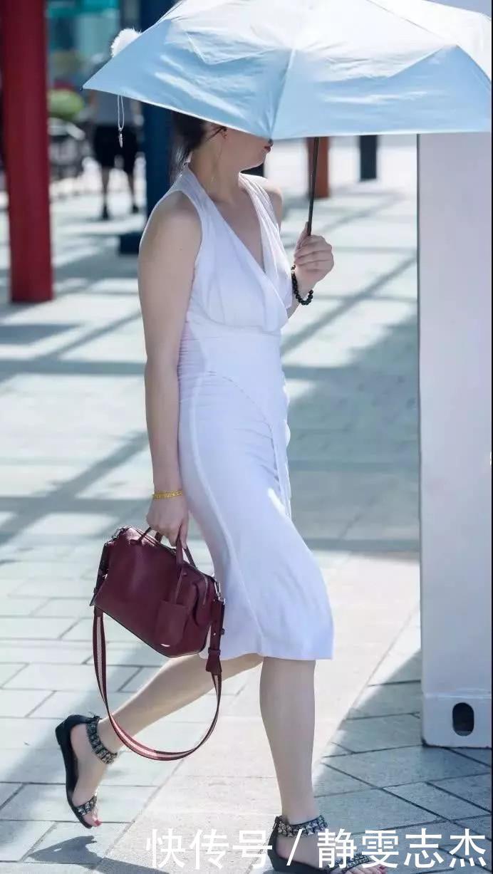 这种英伦风格的穿搭,压根不耐看,只是符合她