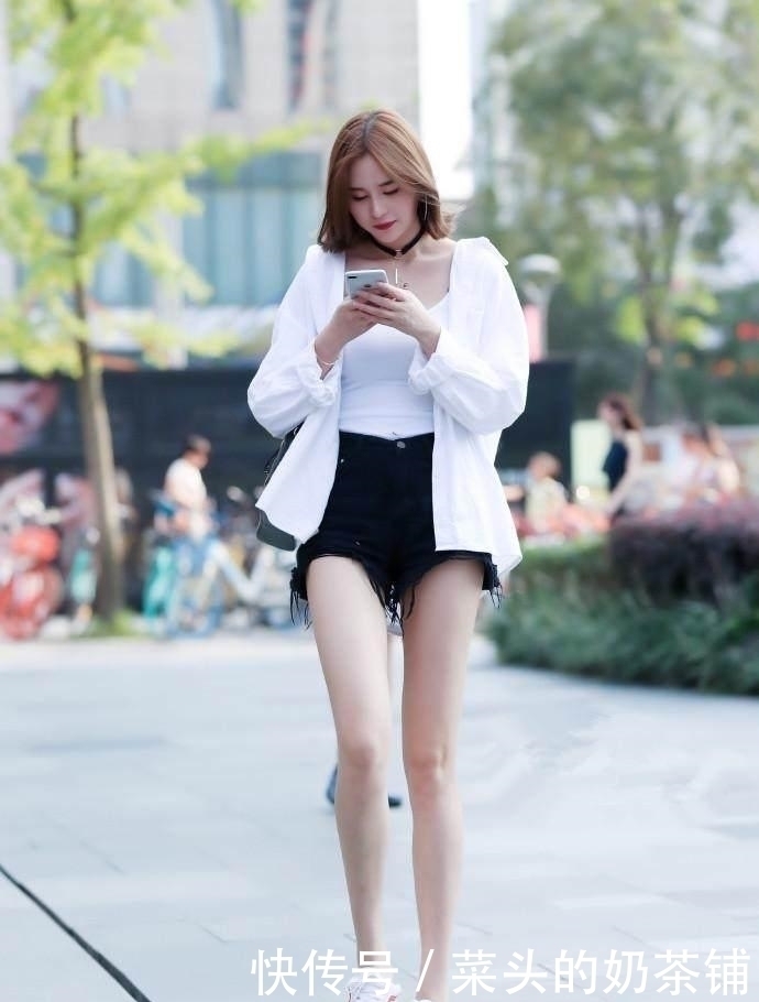 清凉睡裙|街拍一位穿清凉睡裙的小姐姐,优雅时尚又纯美性感