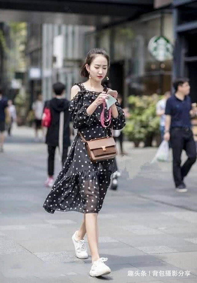 毛边|路人街拍,美女穿一条牛仔毛边短裤,展现了美女青春靓丽的身材