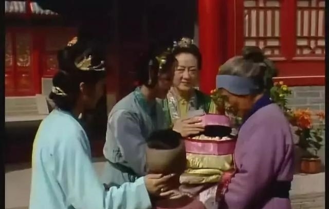 巧姐|《红楼梦》中的巧姐流落烟花巷，刘姥姥为何会“忍耻”招了巧姐？