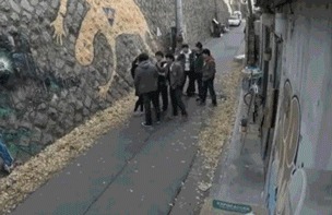 |搞笑GIF:嫂子为了让大哥戒烟 使尽了她浑身招数