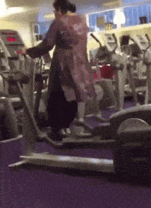 |搞笑GIF趣图你们两个大男人换灯泡,这么墨迹?