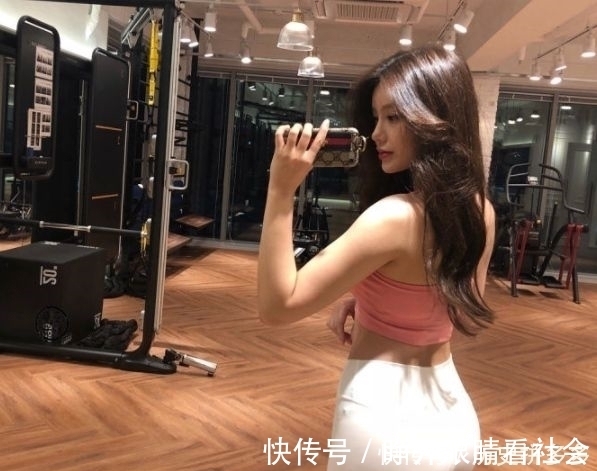 楚楚动人|楚楚动人的紧身打底裤美女,勾勒女性曼妙优雅的身姿,特别吸睛