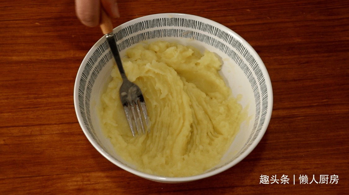 土豆别再炖肉了,教你一个新吃法,好吃到停不下来,比吃肉香!