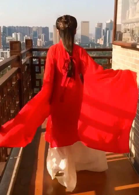 汉服|小姐姐红色汉服走红,背影潇洒却被鞋抢镜了,网友:谁给你的灵感