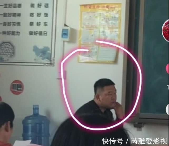 家长会|初中生开家长会,一位家长坐下后心情复杂,网友:这VIP位置