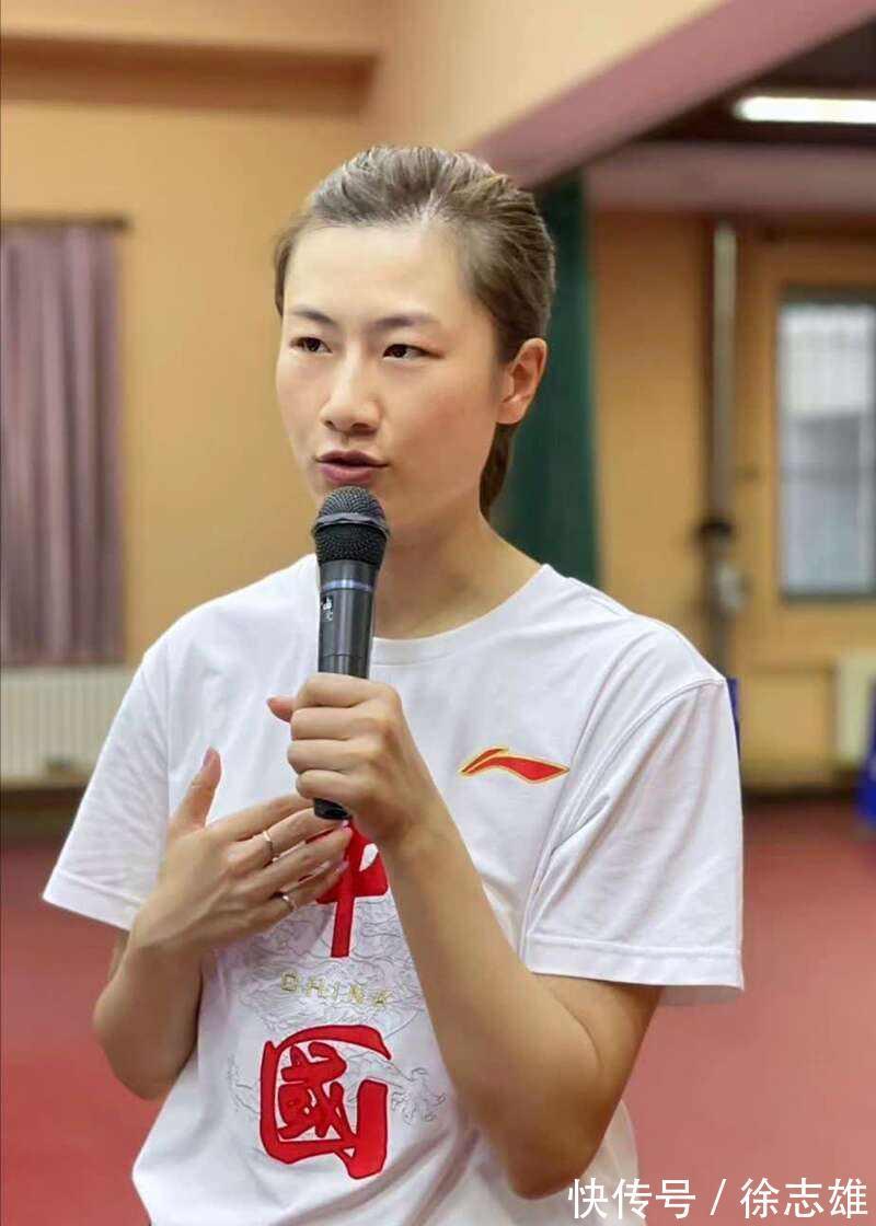 乒乓球|丁宁读研第二学期当老师!独立开班教课,被学生追星差点上课迟到