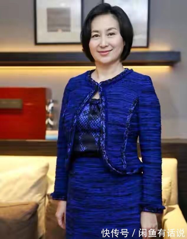 气质|59岁何超琼气质真好,穿那么花的大衣真接地气,配短发像邻家大妈