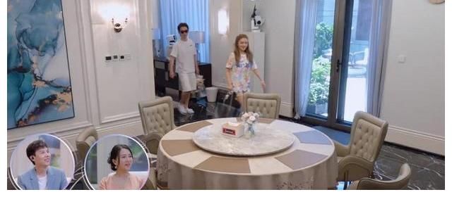 周揚青在自家錄節(jié)目，從大門就能看出，絕對是“大戶人家”