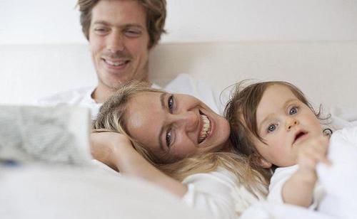 长辈|3岁前孩子跟妈妈睡还是跟奶奶睡?不同选择对孩子影响大,别犯错