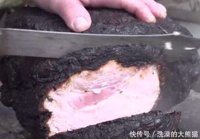 油炸10斤大火腿,出锅后变成黑炭,一刀切开香坏了!
