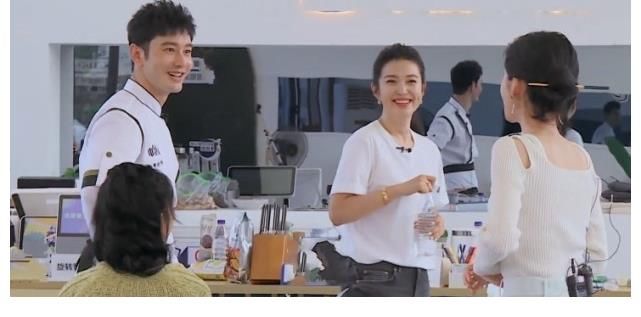 姐妹花|金晨不講衛生？用餐廳的筷子簪發，黃曉明態度讓人不由得羨慕baby