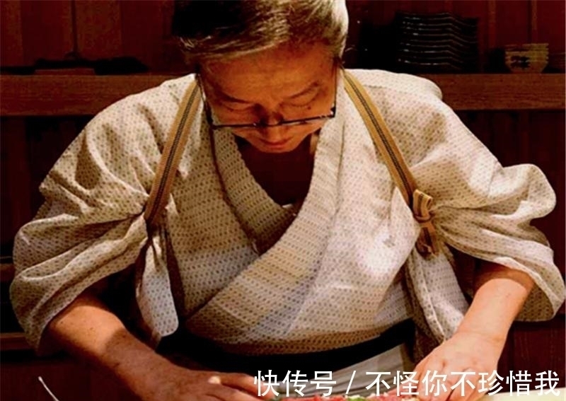 日本发明的“骨泳”,将活鱼肉剃光,再放回缸里,鱼还活着