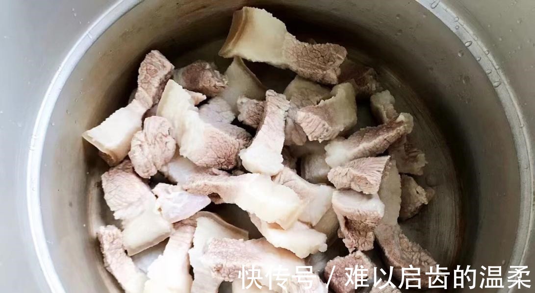 红烧肉|家常木耳腐竹红烧肉,用老卤汁一起炖煮,味道鲜美下饭,真解馋