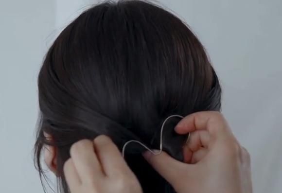 理发店 女孩编完一款韩式简约发型后,给人感觉格外优雅,网友:走两步就散了