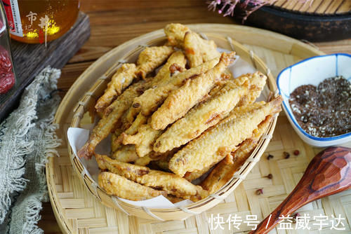 炸鱼时，挂糊用面粉还是淀粉？都不对，记住挂糊的方法，酥香鲜嫩