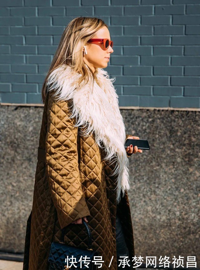 “黑羽绒服”别再穿了,今年最流行这3款羽绒服,穿对一款你就赢