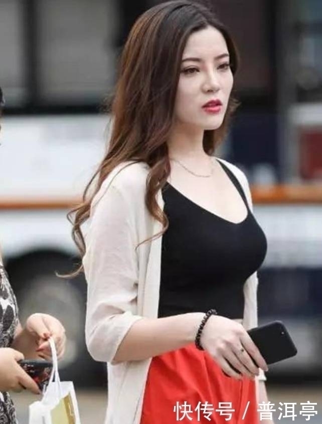 超短裙|街拍 图3小姐姐抹胸超短裙,长发披肩婉如美丽性感的公主