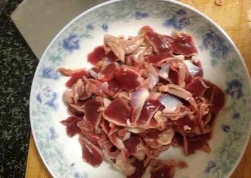 它是鸡身上的“宝贝”，1只鸡就1个，健脾胃促消化，还能治口疮