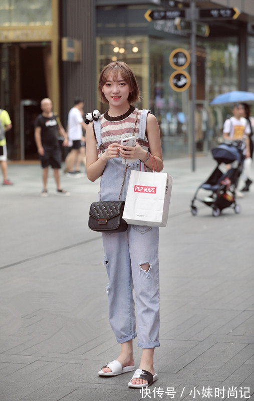 打扮 街拍路人,会穿搭打扮女性会显得更年轻,而且越发有魅力