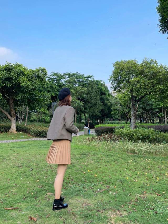 百褶裙|秋游怎么穿才高级?西装外套搭配百褶裙又飒又美,关键特别显气质