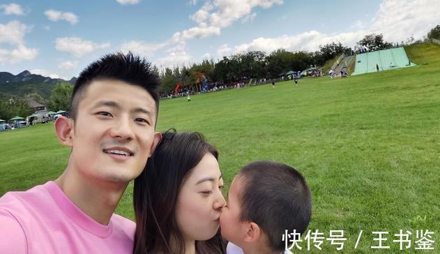 嬌妻|湛龍曬一家三口合照，嬌妻基因強大，兒子像世界冠軍媽媽顏值出眾