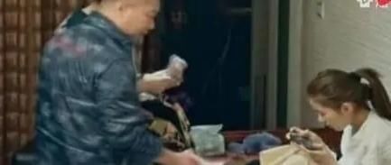 小皇帝|16岁女孩吃饭要妈妈喂，一出门要消费上万元，节目后现状怎样了