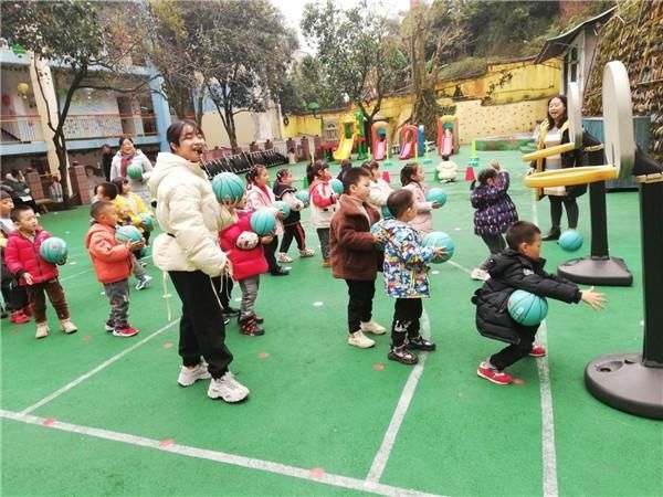 研讨|雨城三幼人民路园区开展户外体育教学研讨活动