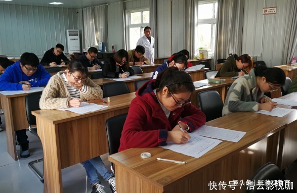 大学生“楔形”字体曝光，没有一笔是弯的，阅卷老师看了要晕倒