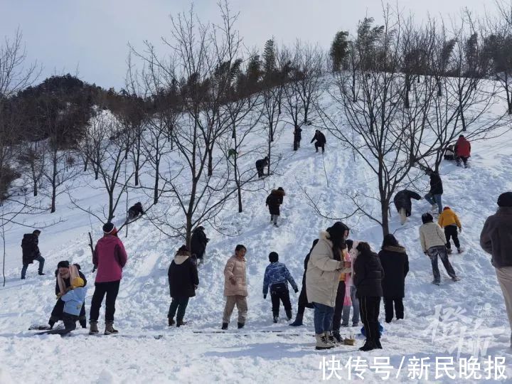 失联|挤爆了！昨天上万人涌入这个地方赏雪！一对年轻男女失联！还有人背婴儿上山