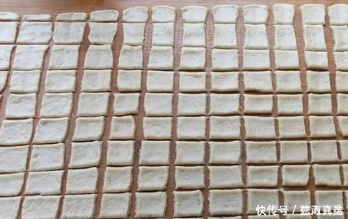 一个土豆,一碗面,简单一做,咬一口嘎嘣脆,做一次能吃半月不坏