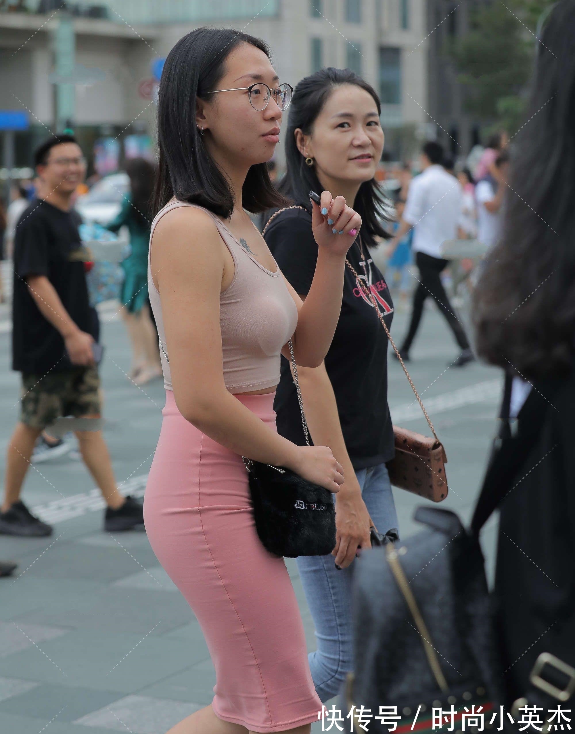 时尚 工字背心搭配豆沙粉色裙子,时尚优雅,散发出温柔气息