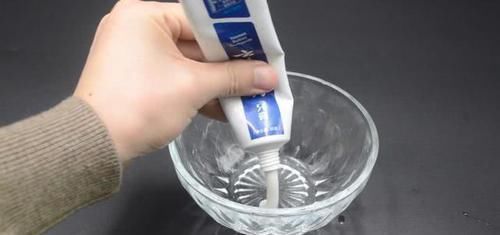 清洁剂|年前大扫除,玻璃太脏别用水擦了,只需喷一点它,干净透亮无水印