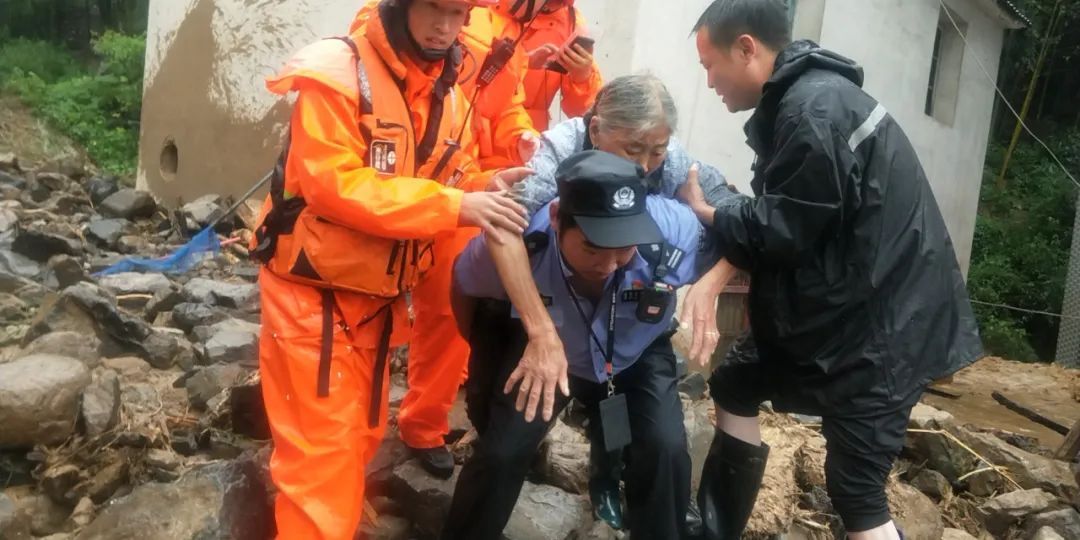 辅警|萧山一男子在水中泡了十几个小时，当他脱下鞋的瞬间让人泪目