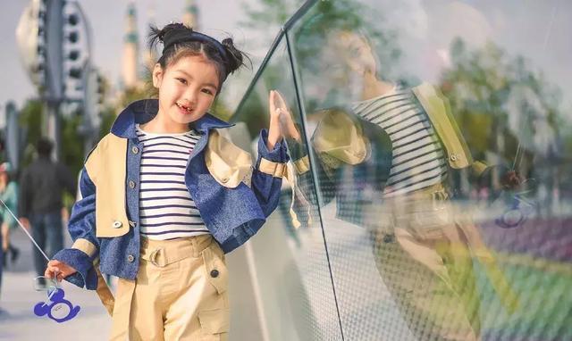 因长得可爱被家人当作“摇钱树”的她,4岁爆红,7岁巨星范十足