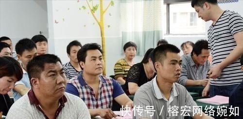 家长|研究生哥哥给弟弟开家长会，看完成绩单脸都黑了，哥哥内心很崩溃