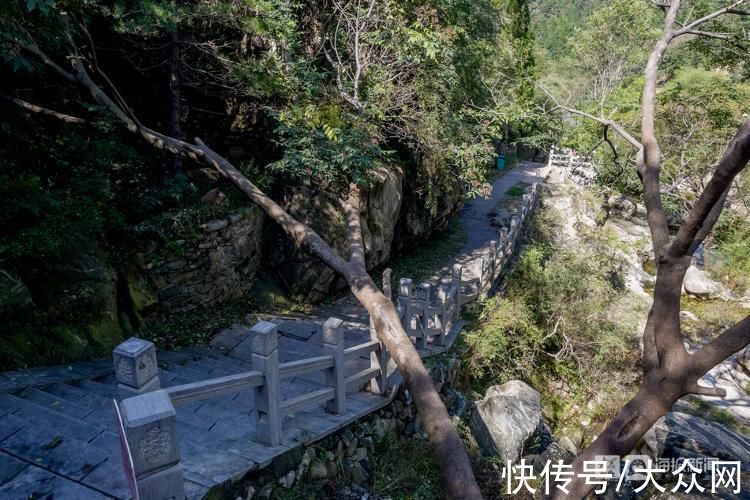 水帘峡景区|这就是山东·国庆探泉丨水帘泉：滴水成帘，长年不涸，是远近闻名的“圣水”