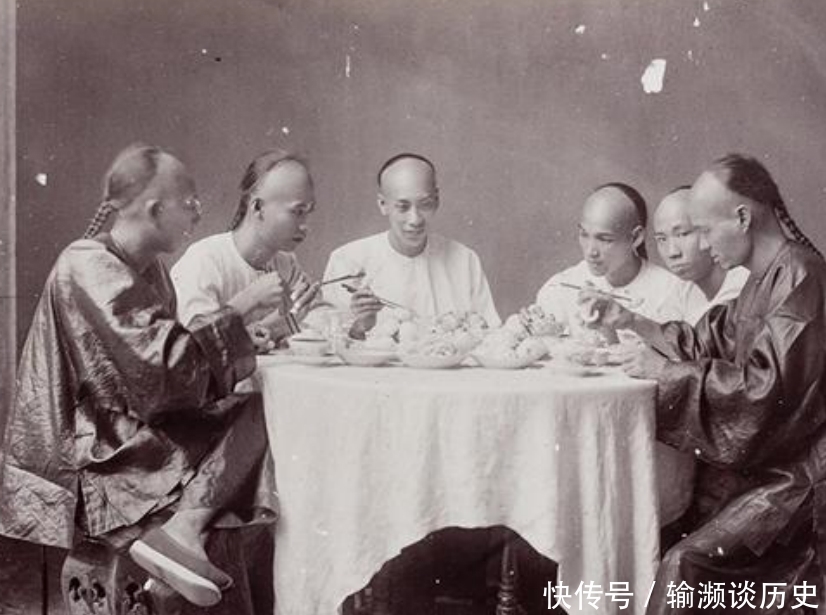 相貌|1896年晚清老照片：女子青丝倭堕成髻，朝廷大臣相貌清俊！