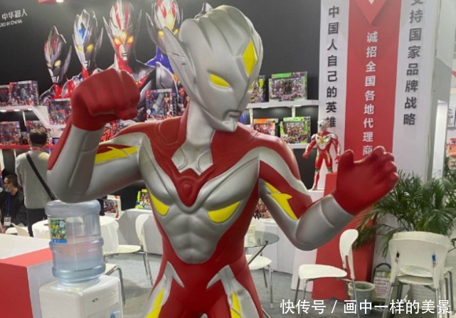 圆谷|再现盗版奥特曼,模型制作堪比地摊货,已经忘记钢铁飞龙的下场