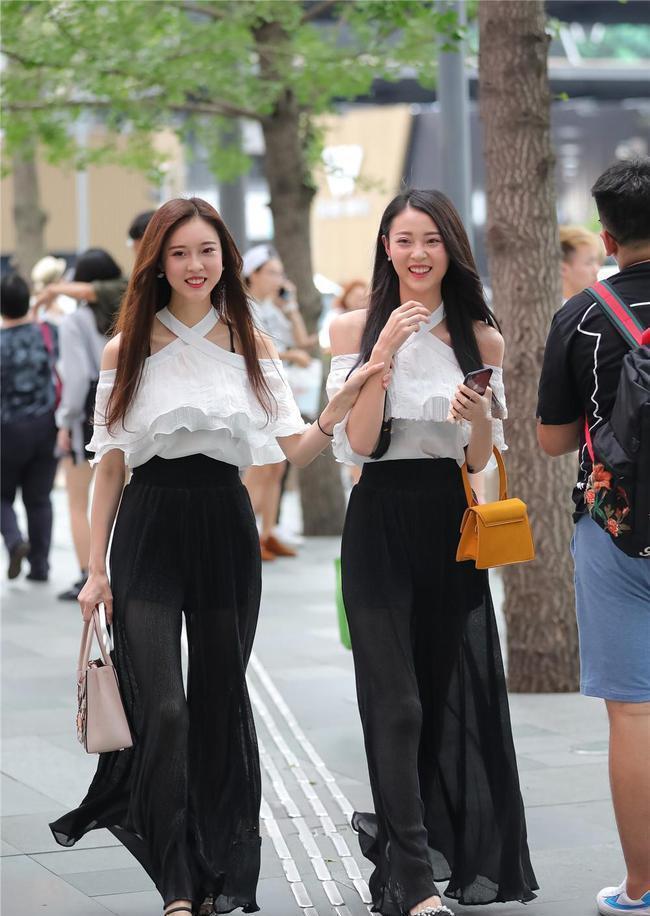 摇曳多姿,暗香留存,白色挂脖配时尚阔腿裤演绎的花开并蒂之美