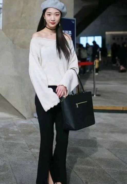 街拍美女高颜值的时尚搭配,精致的妆容,更加让人难忘