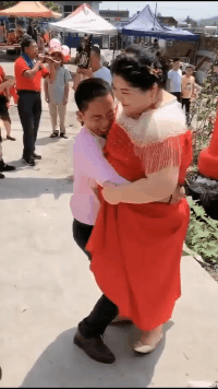 |搞笑GIF段子:这个幸福好沉重,抱是抱不走了!