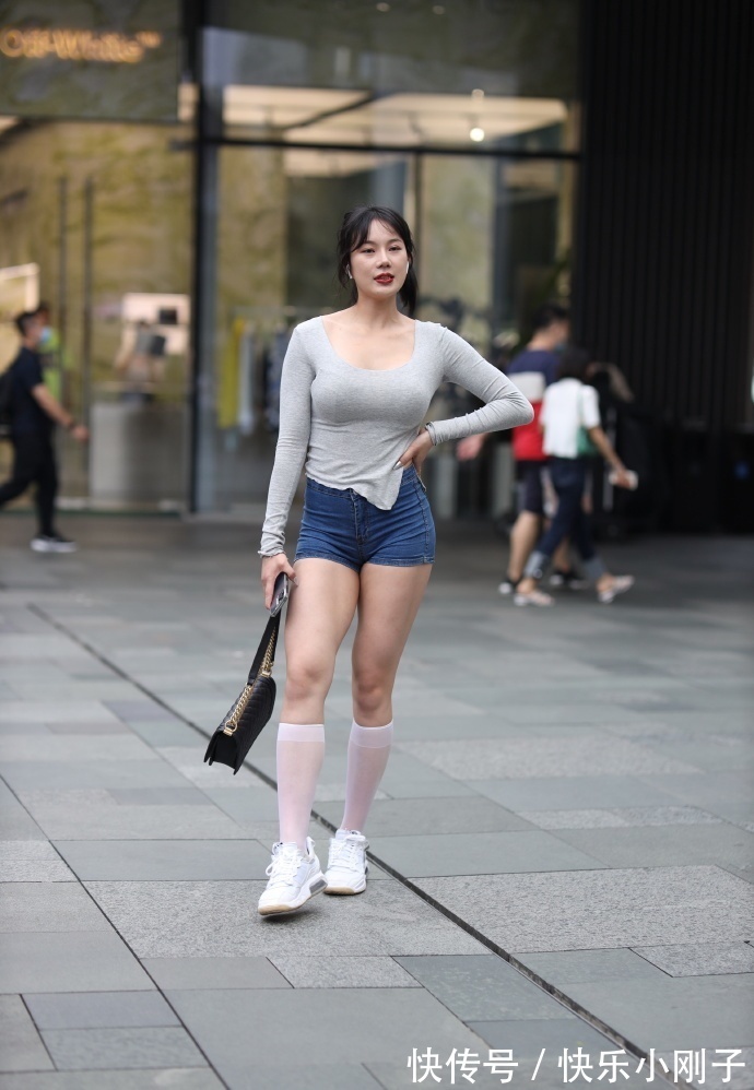 气质|气质女生的秋季搭配，选择复古运动风，既显身材又有时尚感